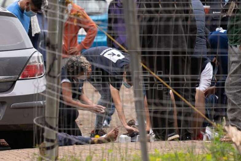 Agentes de la Policía Nacional intervinieron ayer en el campamento humanitario de Las Raíces / EFE Ramón de la Rocha
